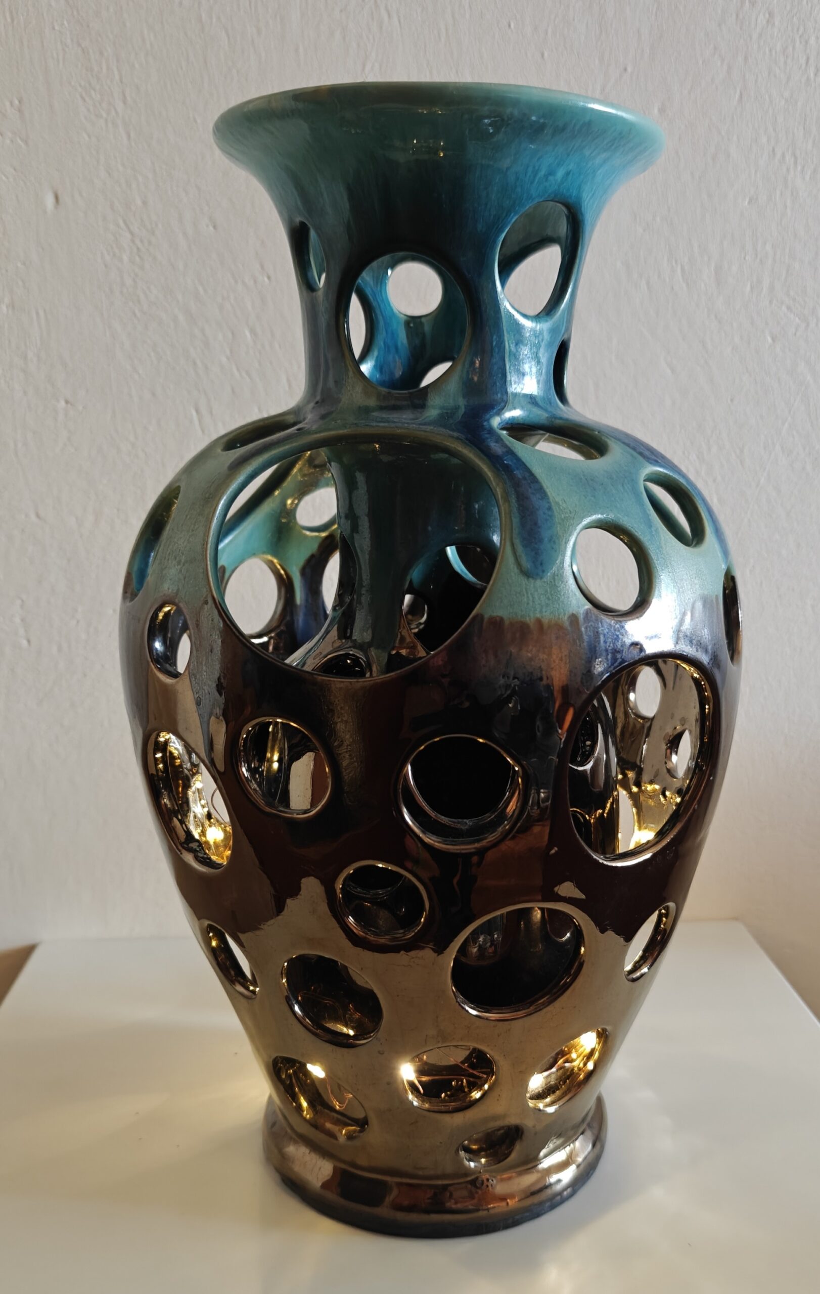 Keramikvase in ozeanblau und gold