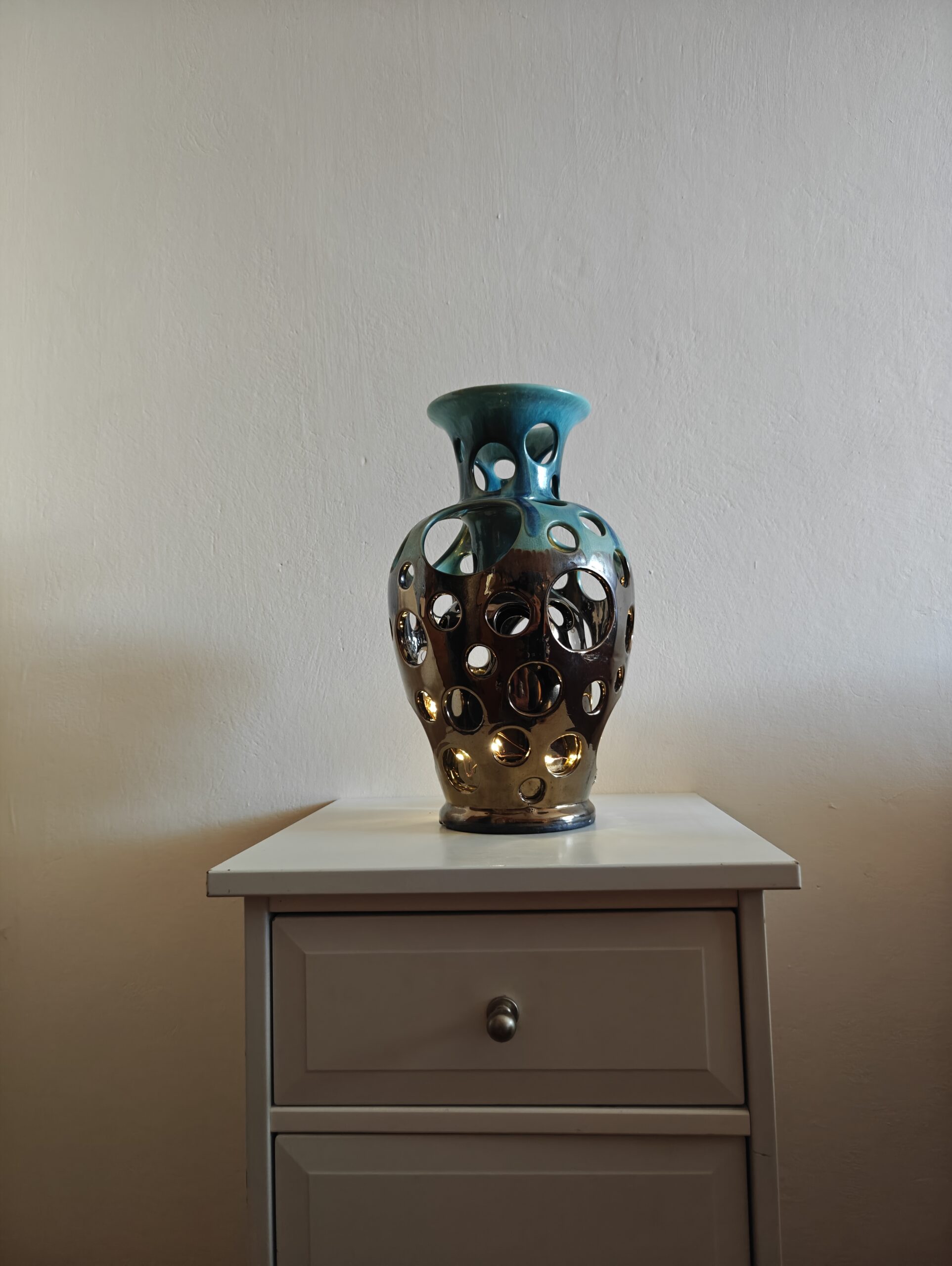 Keramikvase in ozeanblau und gold