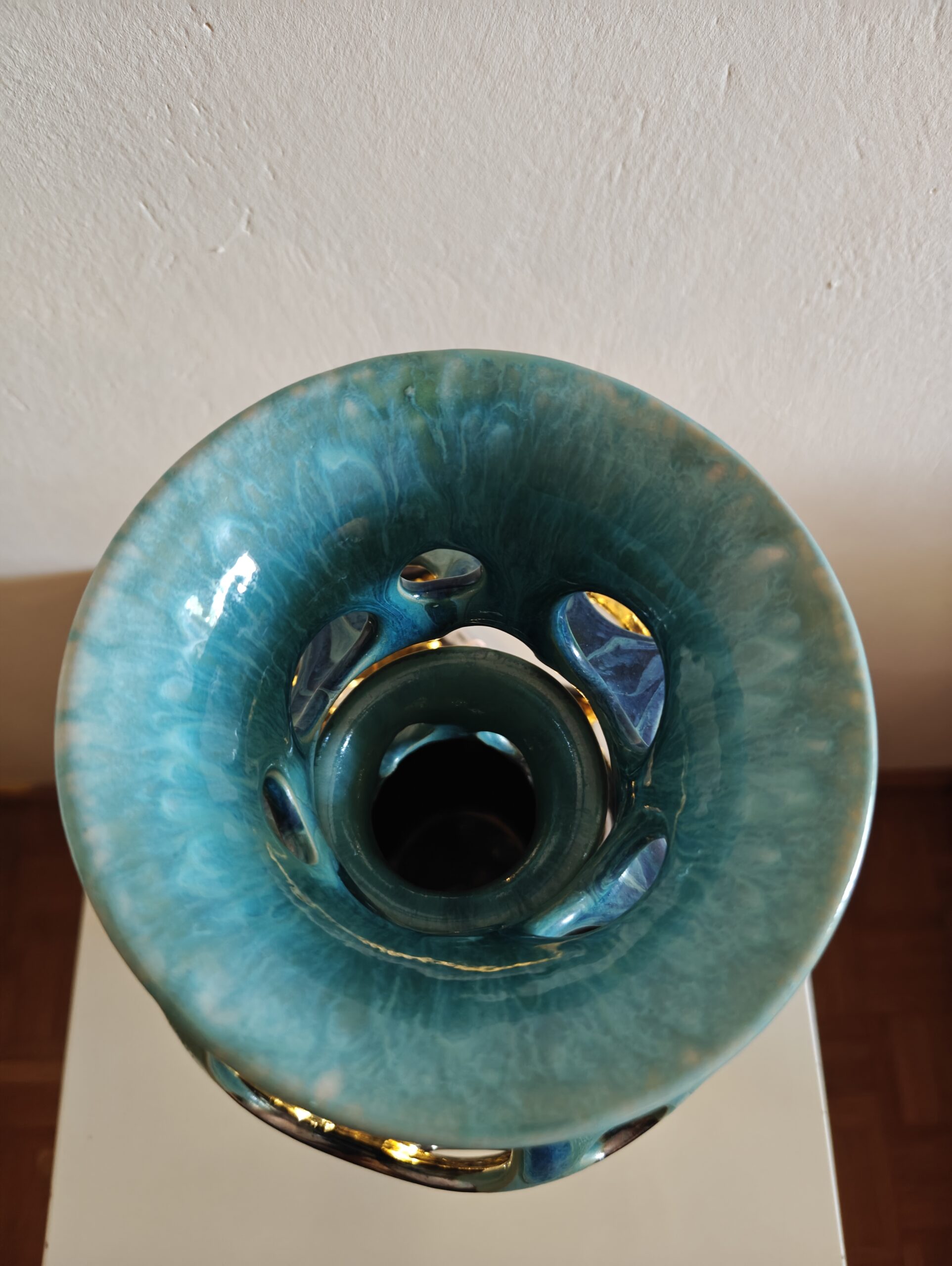 Keramikvase in ozeanblau und gold, Ansicht von oben