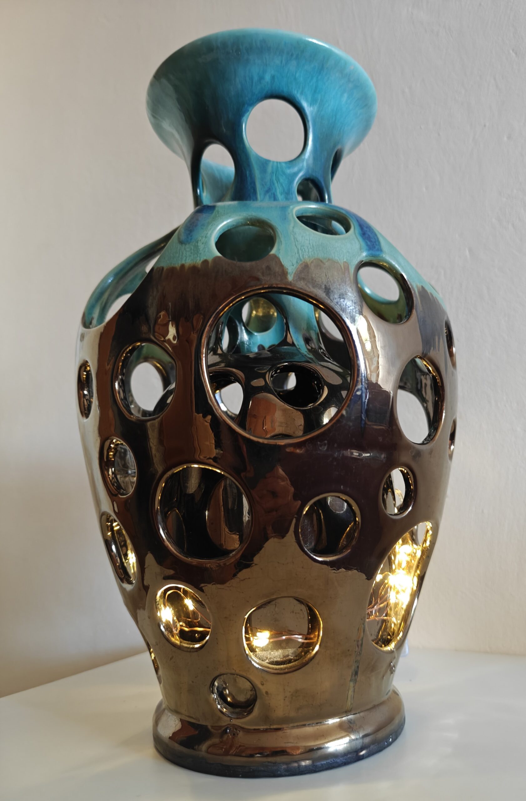 Keramikvase in ozeanblau und gold