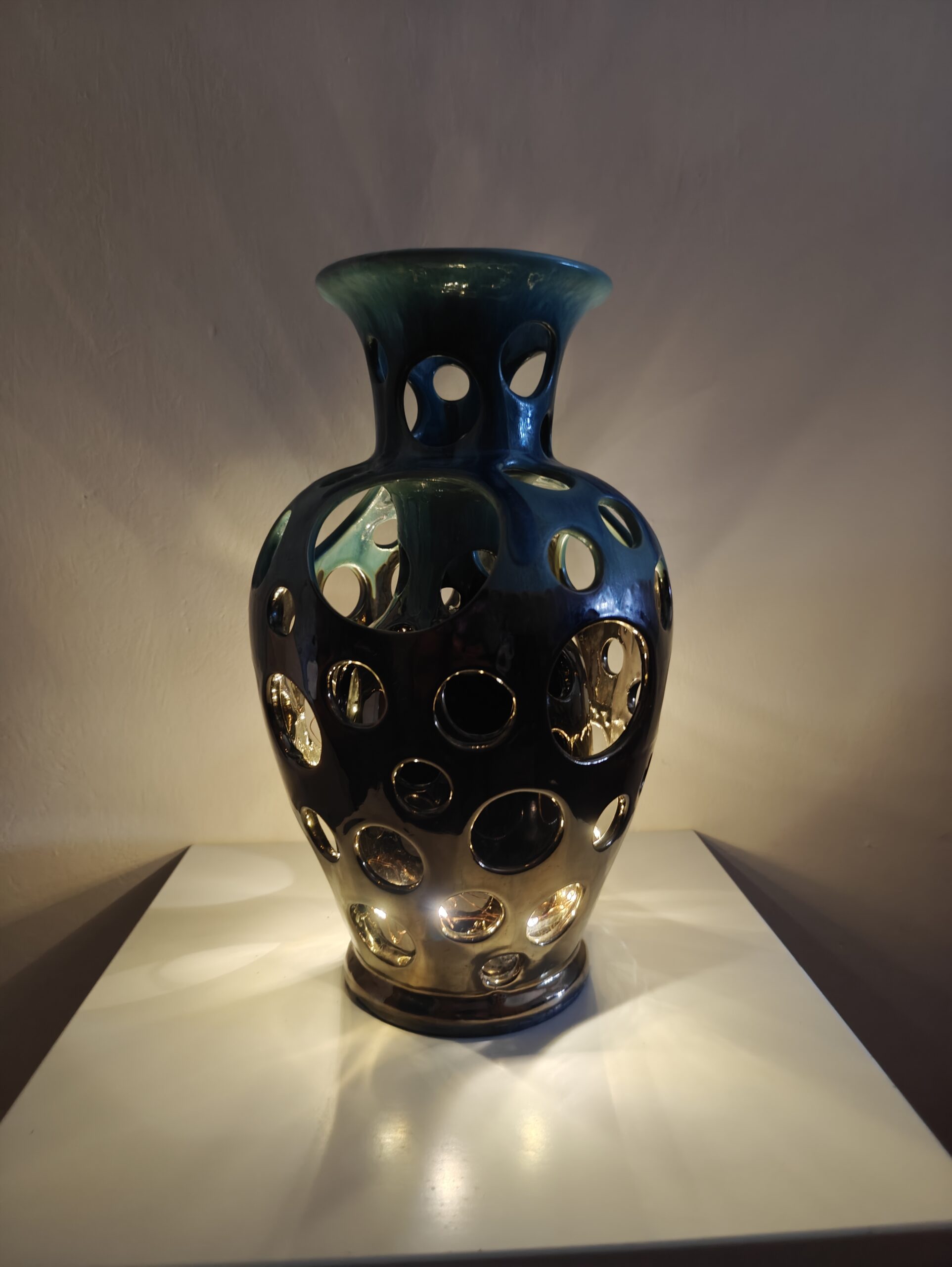 Keramikvase in ozeanblau und gold, Ansicht mit Innenbeleuchtung